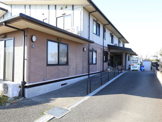 明るく清潔な建物外観 外観 清潔感のある外観が歓迎しており、快適な職場環境が期待できます。
