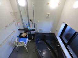 バリアフリー設計の浴室