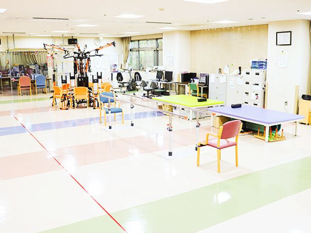 機能訓練室 機能訓練室 広々とした空間で、リハビリに必要な設備が充実しています。自然光が入り、明るい雰囲気です。
