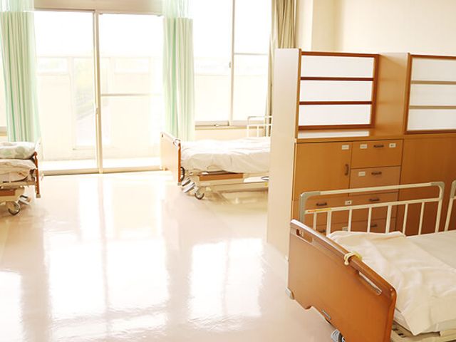 自然光が差し込む居室 居室 自然光がたっぷり入る明るい居室です。プライバシーに配慮した仕切りも完備されています。