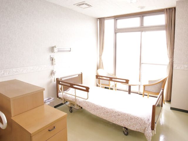 明るい光が差し込む居室 居室 大きな窓から自然光がたっぷりと注がれる居室です。日差しを浴びながらリラックスいただけます。