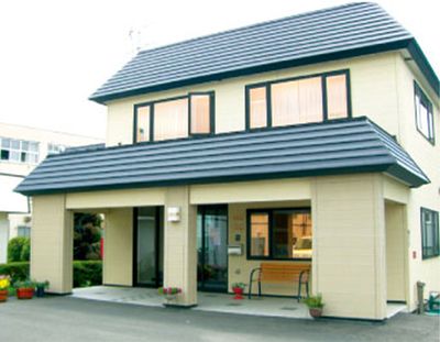 落ち着いた外観の建物  