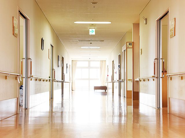 明るい廊下 廊下 自然光が入る明るい通路は、移動しやすく快適です。同僚とのコミュニケーションも活発になりそうです。