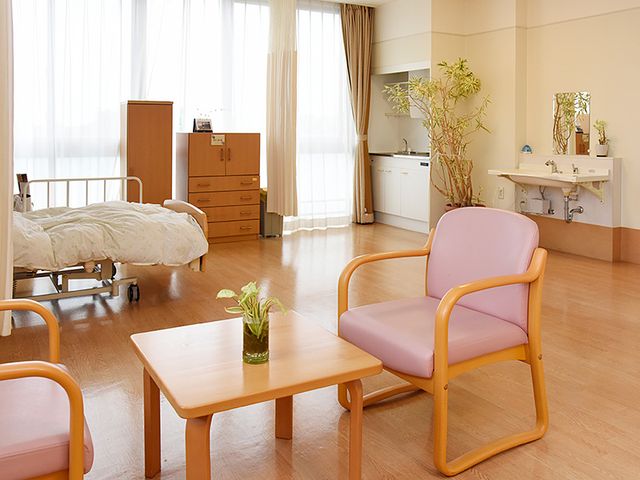 明るい居室 居室 自然光がたっぷり入る居室では、ゆったりとした空間でくつろげます。リラックスした時間をどうぞ。