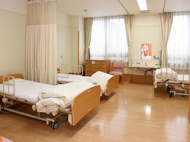 広々とした居室 居室 明るい自然光が差し込む居室で、落ち着いた環境の中、快適に過ごせます。