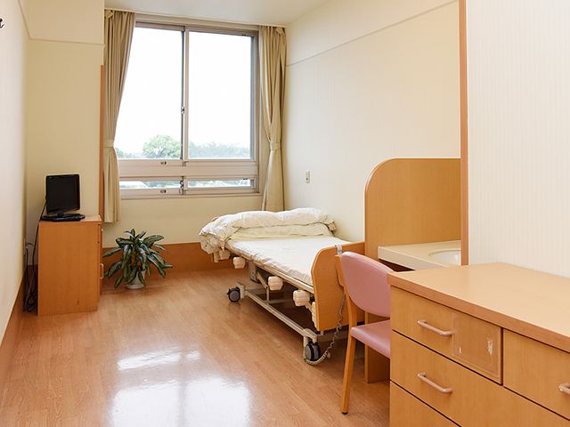 落ち着いた雰囲気の居室 居室 シンプルで快適な居室空間です。大きな窓から自然光が差し込み、明るさを感じられます。