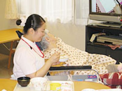 介護士と利用者の過ごす居室