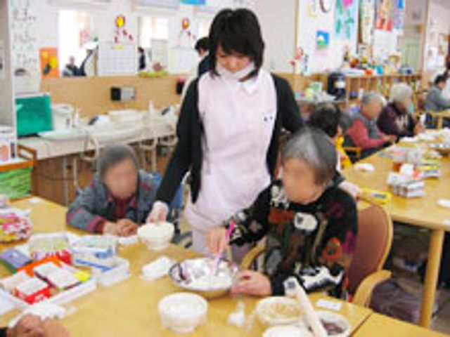 温かな交流を楽しむダイニングルーム ダイニングルーム 広々としたテーブルで、職員が利用者とともに楽しく活動を行っています。明るい雰囲気です。