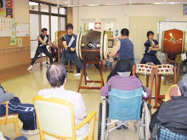 和太鼓の演奏を行う多目的室 多目的室 迫力ある和太鼓の演奏が行われる多目的スペースです。音楽を楽しむ入居者の方々の姿が見られます。