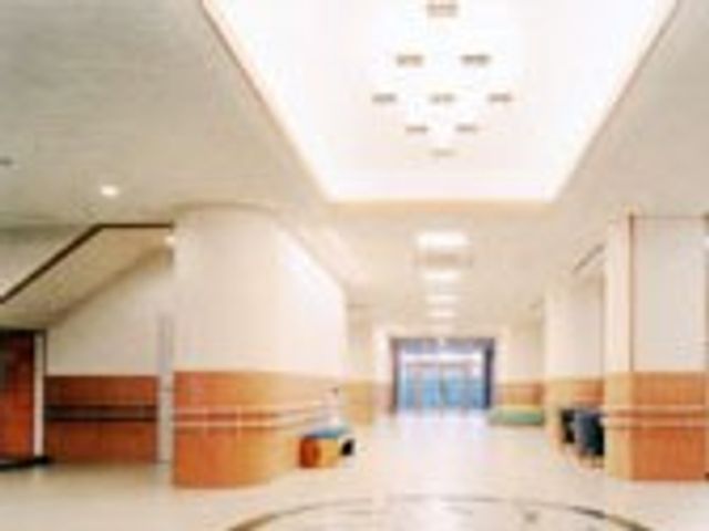 明るい廊下 廊下 広々とした共有スペースです。自然光が入るこの場所で、心地よい時間を過ごせます。