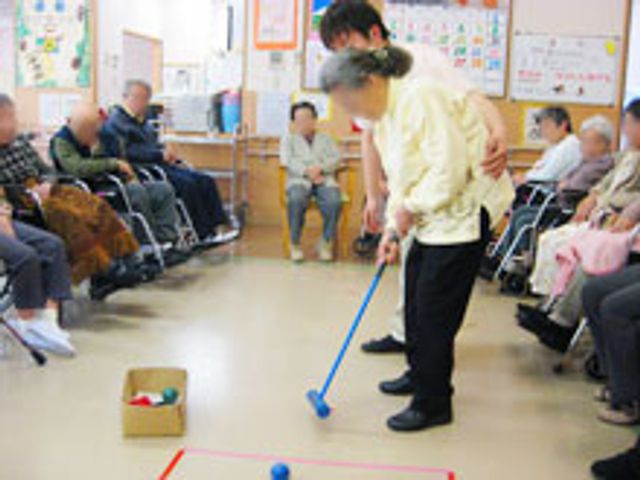 集団活動の様子 多目的室 利用者が集まり、楽しく交流しながら軽い運動を行っています。明るい雰囲気の中で安心して楽しめる空間です。