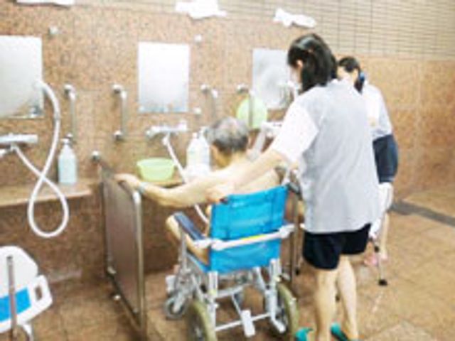 介助が行われる浴室 浴室 スタッフが親切に介助を行う落ち着いた空間です。快適な設備で安心して利用できます。