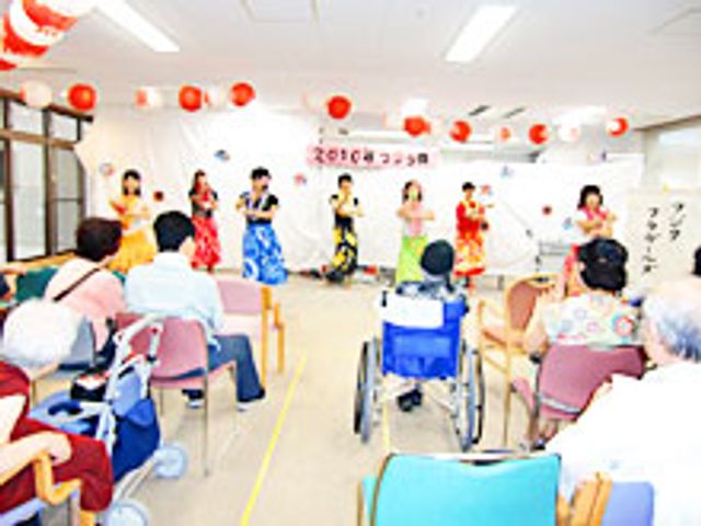 イベント開催の多目的室 多目的室 明るい多目的室では、イベントが開催されています。居住者も参加し、交流を楽しんでいます。