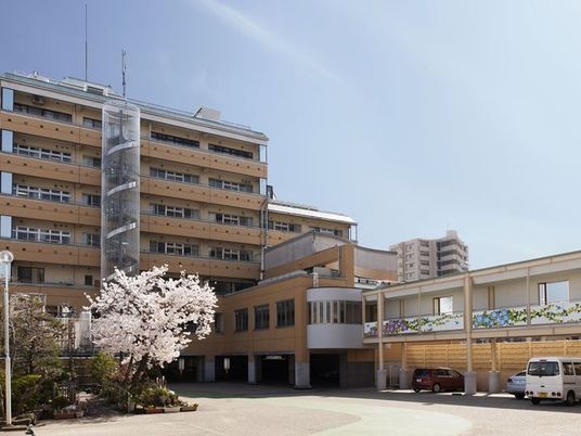 明るい施設外観  