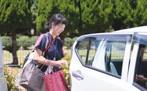 車に近づく人