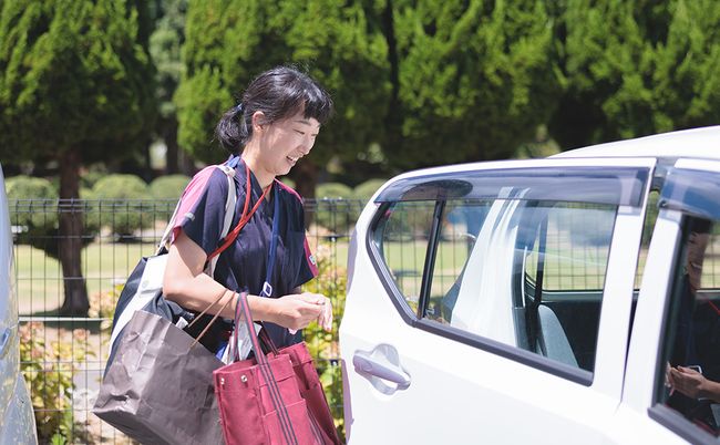 車に近づく人