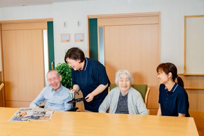 笑顔のスタッフと入居者の居室