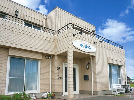 明るい外観の建物  