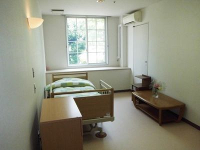 明るい個室の居室