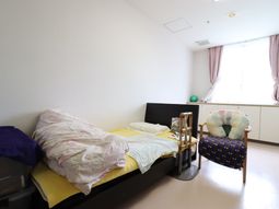 明るい個室の居室