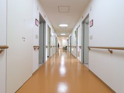 清潔な廊下と手すり