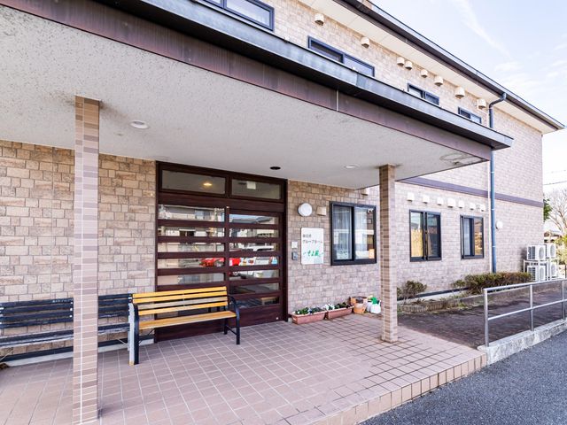 エントランスの外観 玄関 きれいに手入れされたエントランスです。待合にはベンチが設置され、訪れる人を暖かく迎えてくれます。