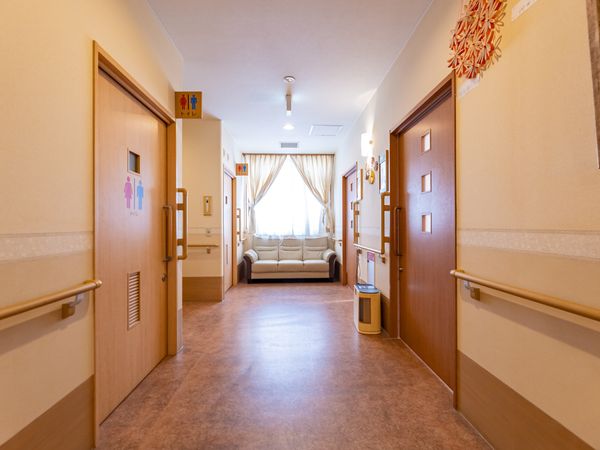 廊下の端にソファー設置