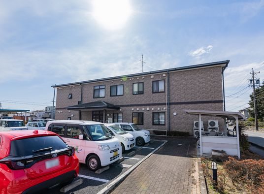 施設の外観と駐車場