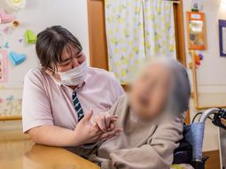 スタッフと利用者の手をつなぐ