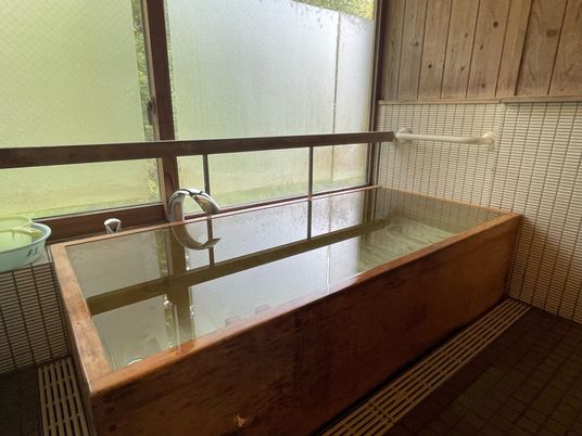 自然光の温かみある浴室