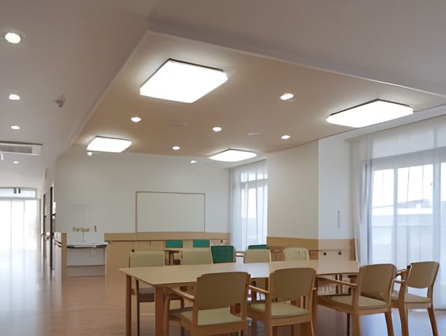 明るい広々とした食堂 食堂 広々とした食堂は自然光が差し込み、皆様が快適に食事を楽しめる空間になっています。