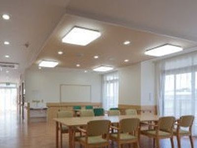 明るい広々とした食堂