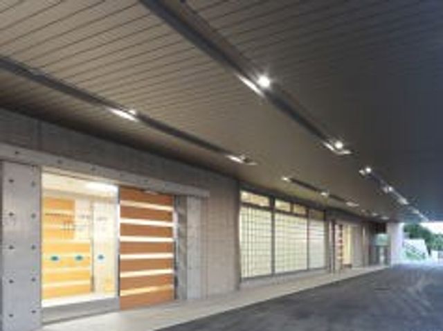 落ち着いた施設の外観 外観 広々とした建物の正面は、温かみのあるデザインで訪れる人を迎え入れます。