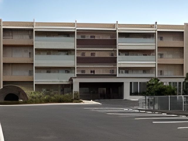 入り口付近の建物 外観 落ち着いた雰囲気の大型施設です。バリアフリー設計でアクセスが便利です。