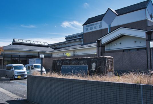 落ち着いた外装の施設