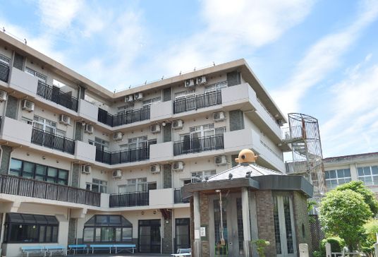 4階建ての建物外観