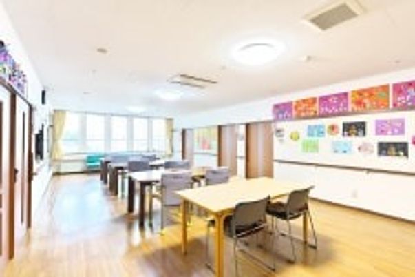 陽光が入る広々ダイニング