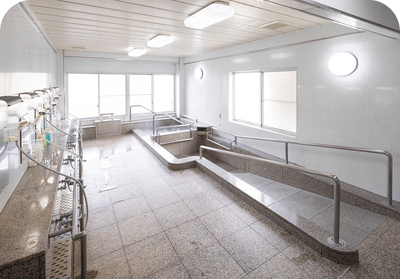 広々とした浴槽の部屋