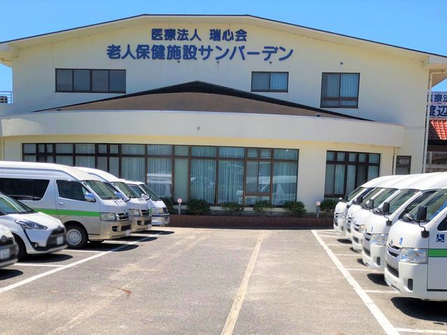 エントランス駐車場 エントランス 広々とした駐車スペースを完備したエントランスです。交通の便が良く、車での通勤も安心です。