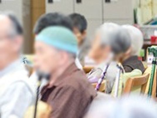 談笑する人々の空間