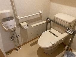 安全な手すり付きトイレ