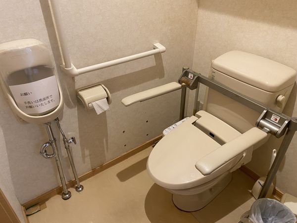 安全な手すり付きトイレ