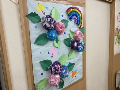 手作りの壁飾りがある空間