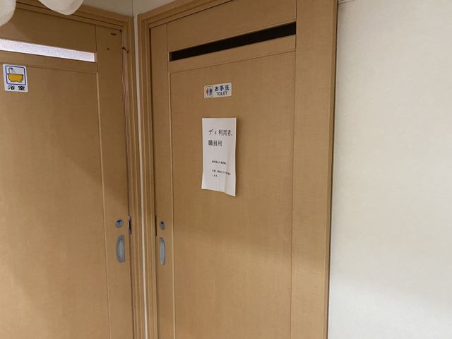 個室の出入口 居室 プライベートが守られる個室の入口です。安心してお過ごしいただける落ち着いた空間を備えています。