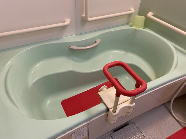 ゆったりとした浴槽 浴室 手すり付きのバスルームは安全を配慮したデザインで、心地よい入浴時間を支えます。