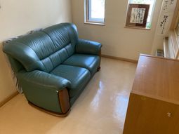 居室のソファとテーブル