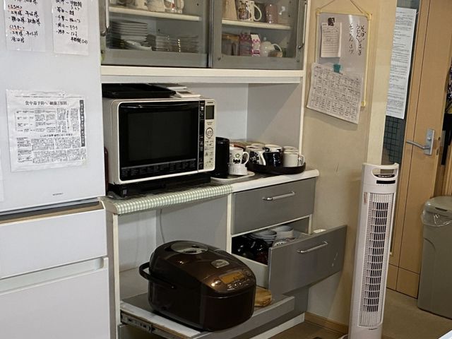 共有キッチン設備 キッチン 共有スペースに備えられたキッチン設備です。電子レンジや冷蔵庫をはじめ、生活に必要な機器が整っています。