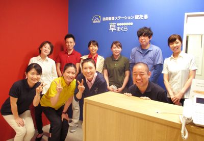 笑顔のスタッフ集合写真