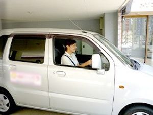 車に乗るスタッフ