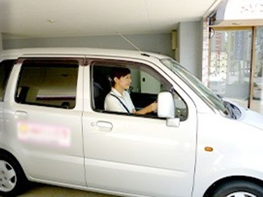 車に乗るスタッフ